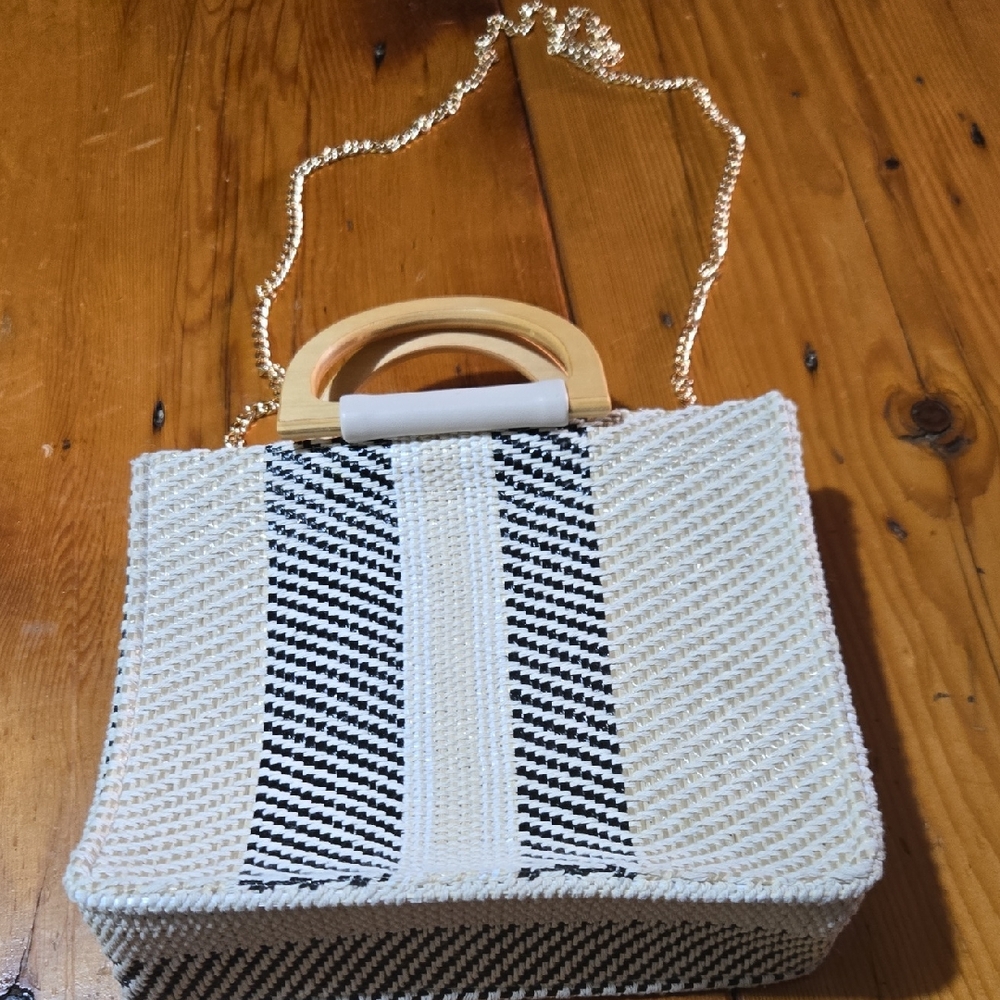 Source Unknown Cream and Black Tote with Elegant Chain Strap
